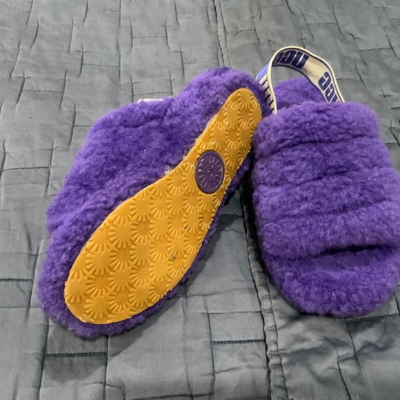 UGG Slippers 🐯 - Picture 2 of 2